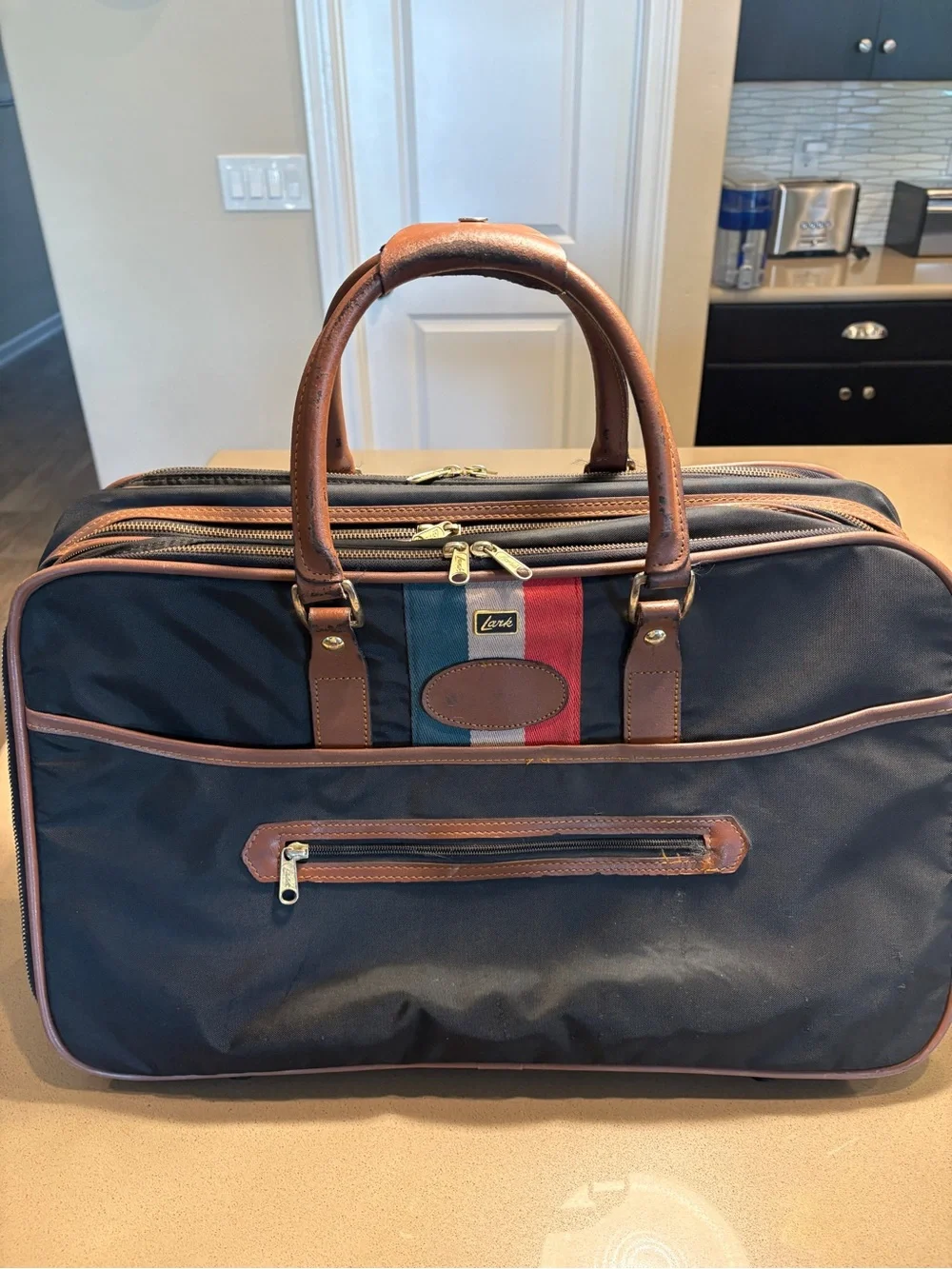 Vintage Lark expandable carry on suite case Black with 3 sections